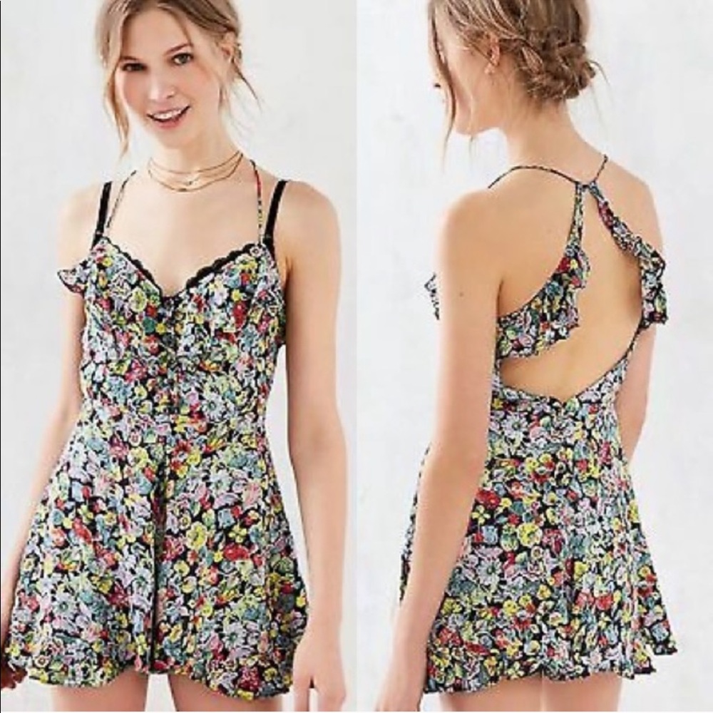 UO KIMCHI BLUE • Ruffle Hem Black Floral Playsuit